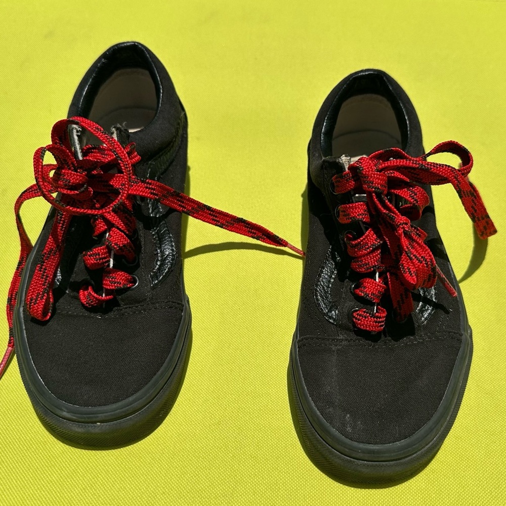 Kids Vans Black ward low top sneakers with red and black laces. Size 5.
